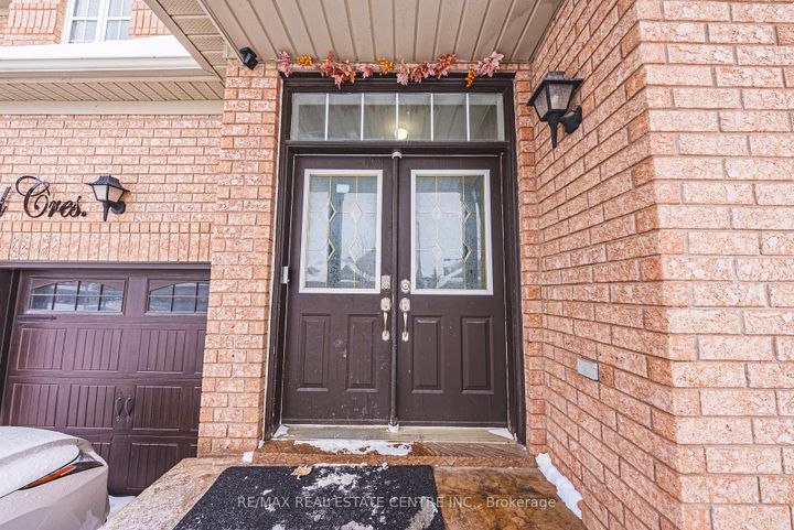 Photo 3 at 66 Citadel Crescent, Vales of Castlemore North, Brampton