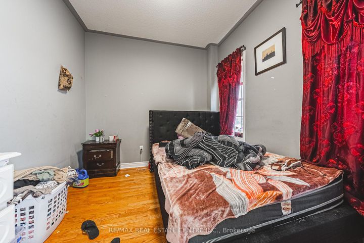 Photo 5 at 66 Citadel Crescent, Vales of Castlemore North, Brampton