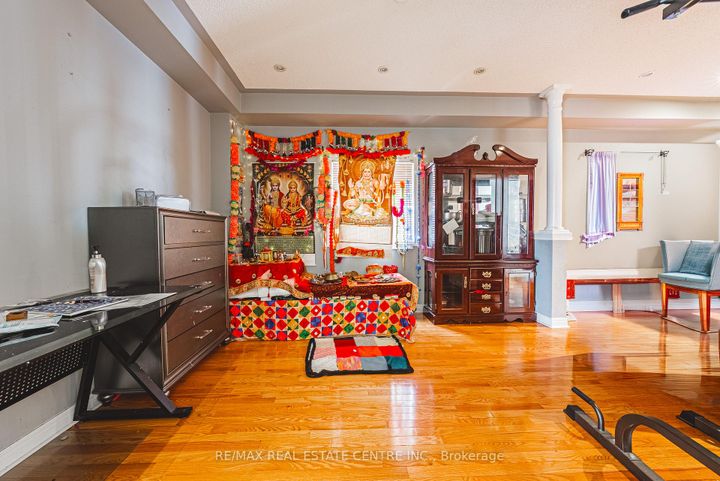 Photo 8 at 66 Citadel Crescent, Vales of Castlemore North, Brampton