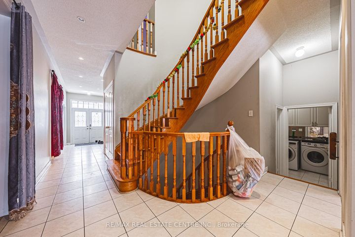 Photo 9 at 66 Citadel Crescent, Vales of Castlemore North, Brampton