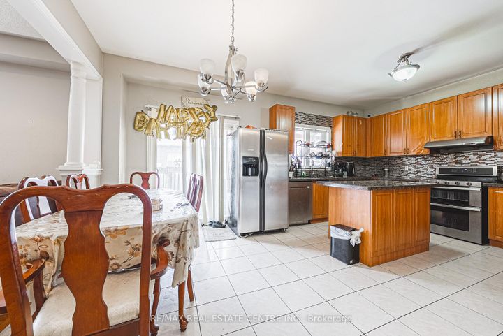 Photo 10 at 66 Citadel Crescent, Vales of Castlemore North, Brampton