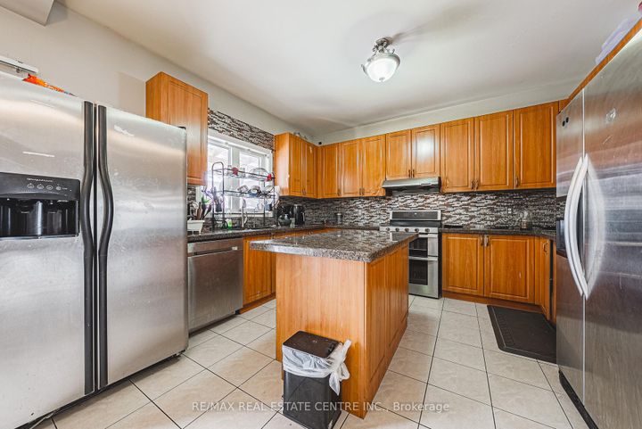 Photo 11 at 66 Citadel Crescent, Vales of Castlemore North, Brampton