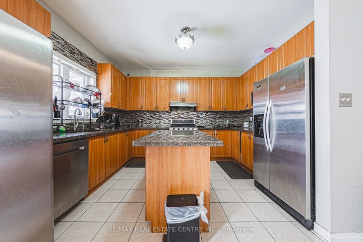 Photo 13 at 66 Citadel Crescent, Vales of Castlemore North, Brampton