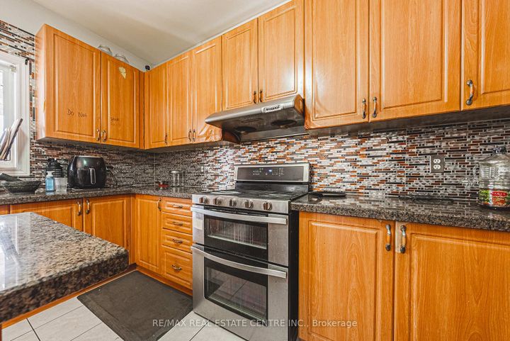 Photo 14 at 66 Citadel Crescent, Vales of Castlemore North, Brampton