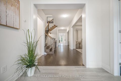 Photo 3 at 30 Enclave Court, Kleinburg, Vaughan