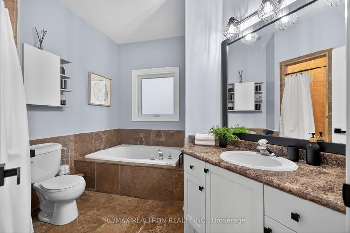 Photo 16 at 80 Gardiner Drive, Bradford, Bradford West Gwillimbury