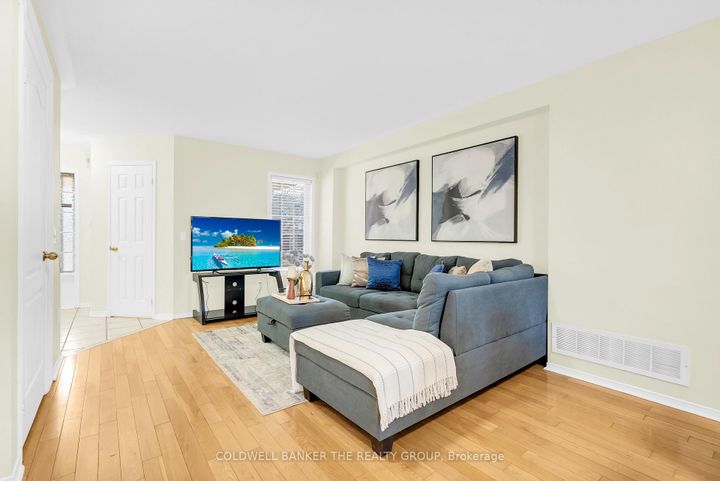 Photo 9 at 49 Seaside Circle, Wellington, Brampton