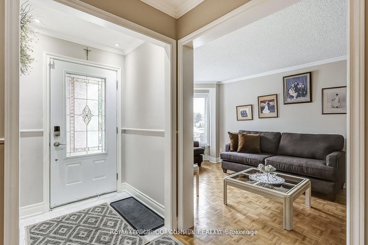 Photo 4 at 1045 Sherwood Mills Boulevard, East Credit, Mississauga