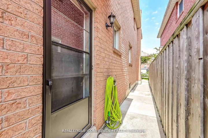 Photo 45 at 1045 Sherwood Mills Boulevard, East Credit, Mississauga