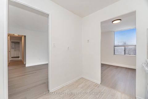 Photo 10 at 403 - 20 Edgecliffe Golfway, Flemingdon Park, Toronto