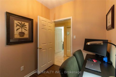 Photo 12 at 313 - 8 Maison Parc Court, Lakeview Estates, Vaughan