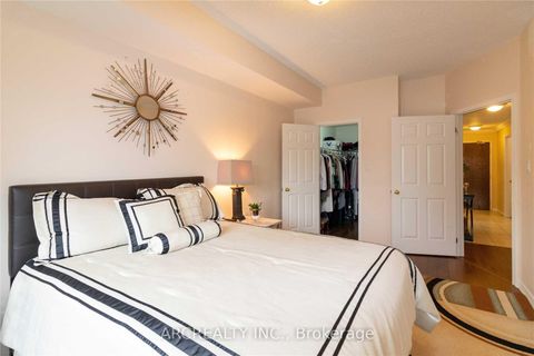 Photo 13 at 313 - 8 Maison Parc Court, Lakeview Estates, Vaughan