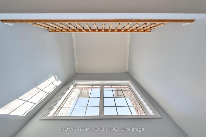 Photo 4 at 2 Sandway Crescent, Maple, Vaughan