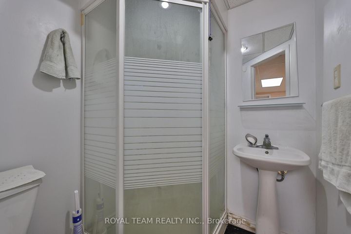 Photo 35 at 2 Sandway Crescent, Maple, Vaughan