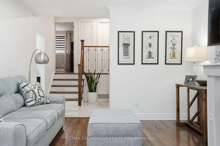 Photo 8 at 697 LOMOND Crescent, Shoreacres, Burlington