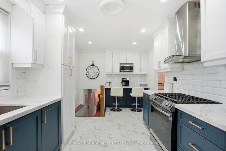 Photo 15 at 697 LOMOND Crescent, Shoreacres, Burlington