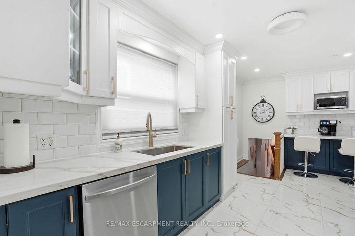 Photo 16 at 697 LOMOND Crescent, Shoreacres, Burlington