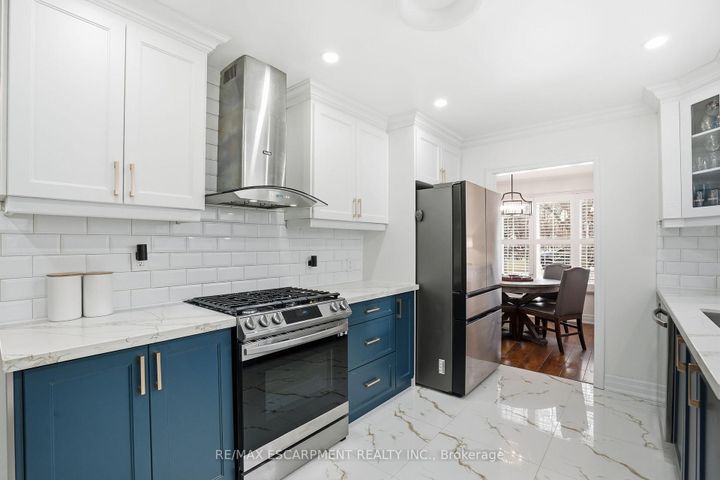 Photo 17 at 697 LOMOND Crescent, Shoreacres, Burlington