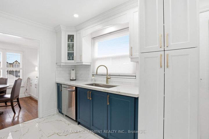 Photo 18 at 697 LOMOND Crescent, Shoreacres, Burlington