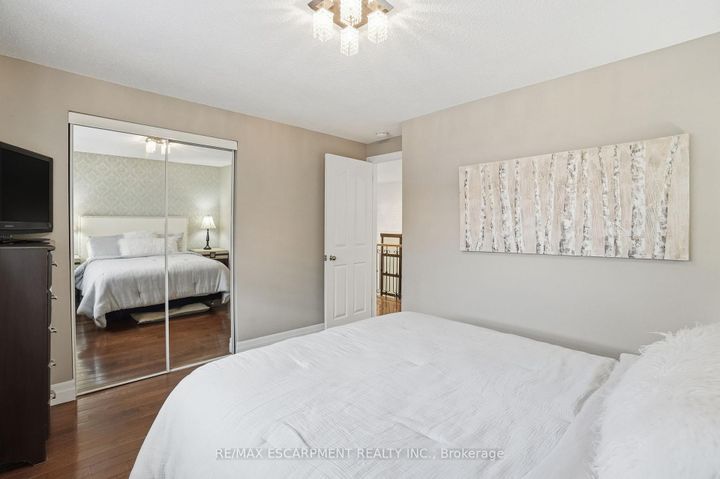 Photo 22 at 697 LOMOND Crescent, Shoreacres, Burlington