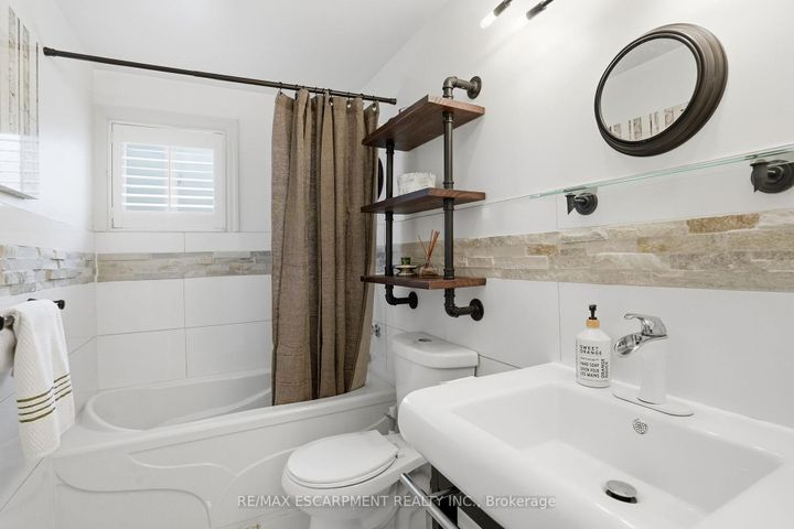 Photo 27 at 697 LOMOND Crescent, Shoreacres, Burlington