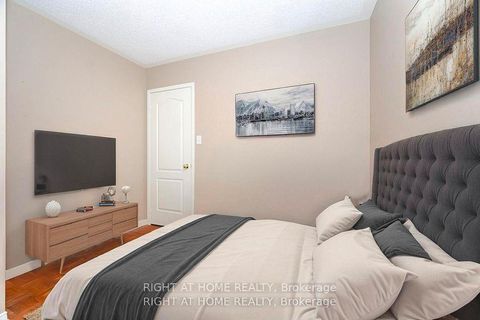 Photo 12 at 910 Oaktree Crescent, Summerhill Estates, Newmarket
