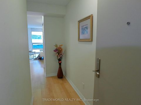 Photo 2 at 402 - 763 Bay Street, Bay Street Corridor, Toronto