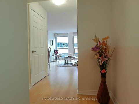 Photo 3 at 402 - 763 Bay Street, Bay Street Corridor, Toronto