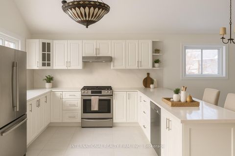 Photo 11 at 276 Sheridan Court, College Manor, Newmarket