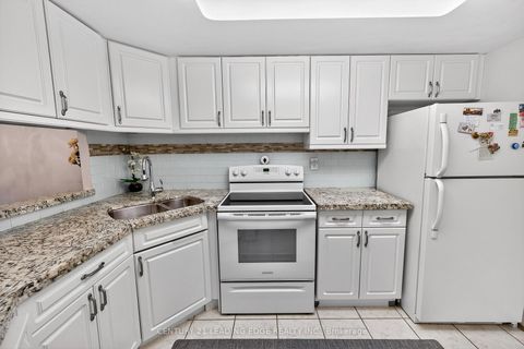 Photo 18 at 1024 - 77 Maitland Place, South St. James Town, Toronto