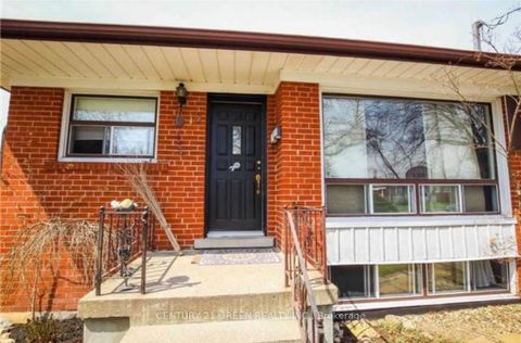 Photo 2 at 18 Roseglor Crescent, Bendale, Toronto