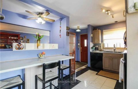 Photo 3 at 18 Roseglor Crescent, Bendale, Toronto