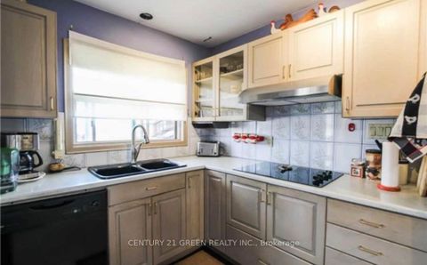 Photo 6 at 18 Roseglor Crescent, Bendale, Toronto