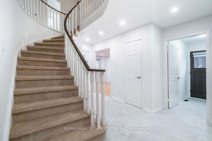 Photo 11 at 796 Buckingham Court, Everett (Creditview), Adjala-Tosorontio