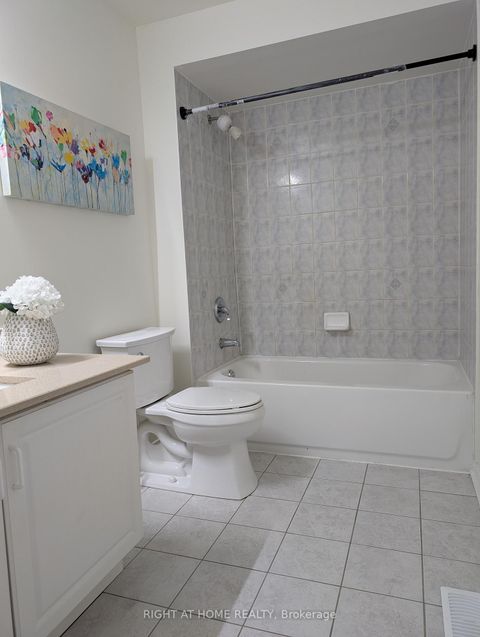 Photo 11 at 158 Hollywood hill Circle, Vellore Village, Vaughan