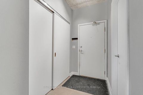 Photo 11 at 802 - 400 Wellington Street W, Waterfront Communities C1, Toronto