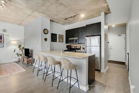 Photo 13 at 802 - 400 Wellington Street W, Waterfront Communities C1, Toronto