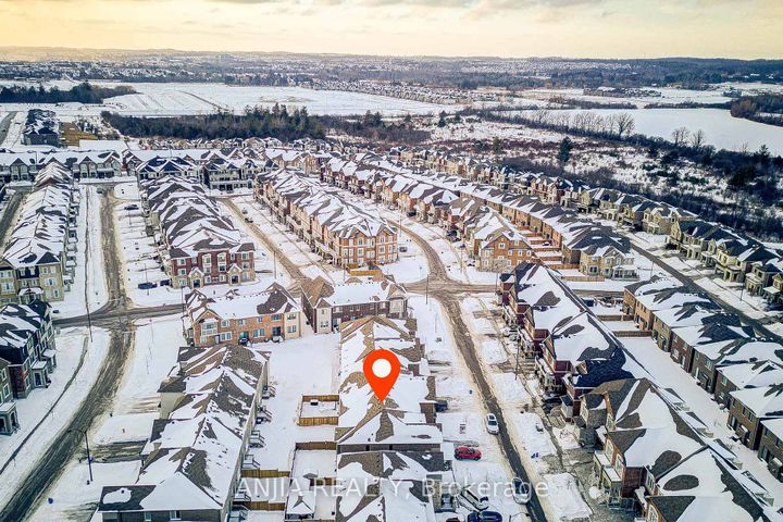 Photo 2 at 33 Ness Drive, Rural Richmond Hill, Richmond Hill