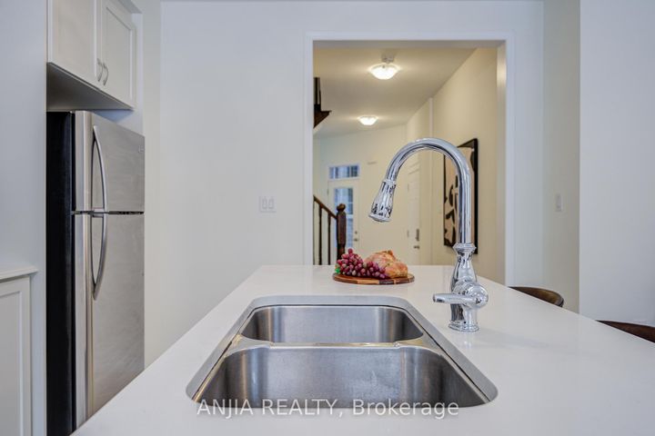 Photo 10 at 33 Ness Drive, Rural Richmond Hill, Richmond Hill