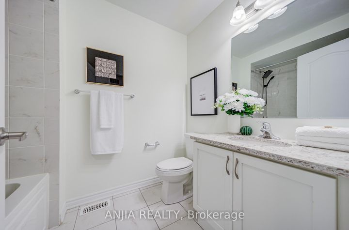 Photo 21 at 33 Ness Drive, Rural Richmond Hill, Richmond Hill