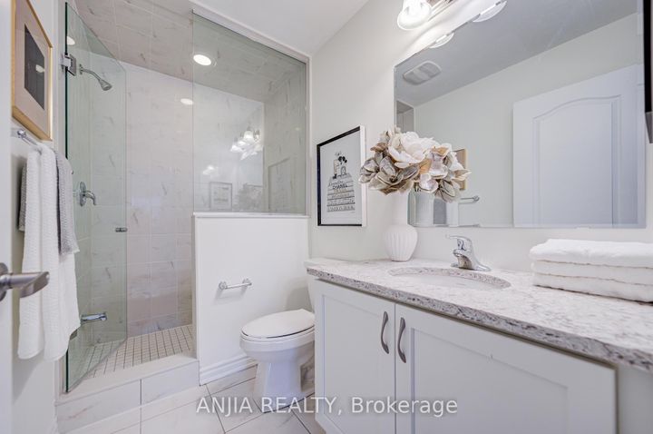 Photo 26 at 33 Ness Drive, Rural Richmond Hill, Richmond Hill