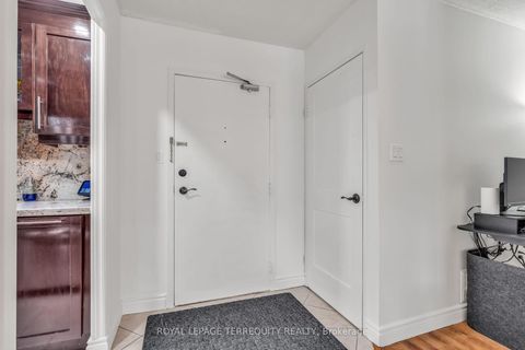 Photo 4 at 410 - 812 Burnhamthorpe Road, Markland Wood, Toronto