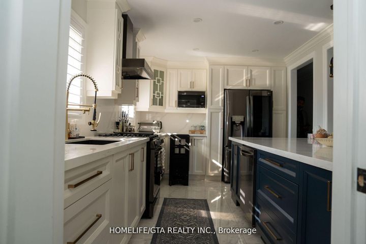 Photo 7 at 439 Rossland Road W, McLaughlin, Oshawa