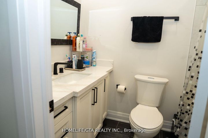 Photo 11 at 439 Rossland Road W, McLaughlin, Oshawa