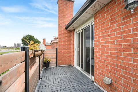 Photo 24 at 4024 Longo Circle E, Malton, Mississauga