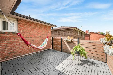 Photo 25 at 4024 Longo Circle E, Malton, Mississauga