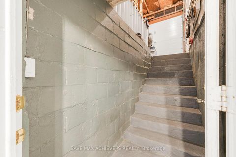 Photo 33 at 4024 Longo Circle E, Malton, Mississauga