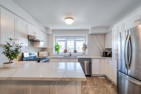 Photo 17 at 40 Sandlewood Court, Bayview Wellington, Aurora