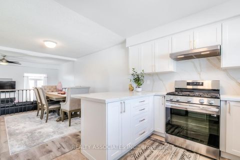 Photo 20 at 40 Sandlewood Court, Bayview Wellington, Aurora