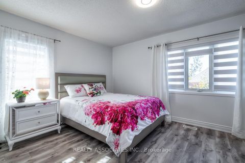 Photo 23 at 40 Sandlewood Court, Bayview Wellington, Aurora